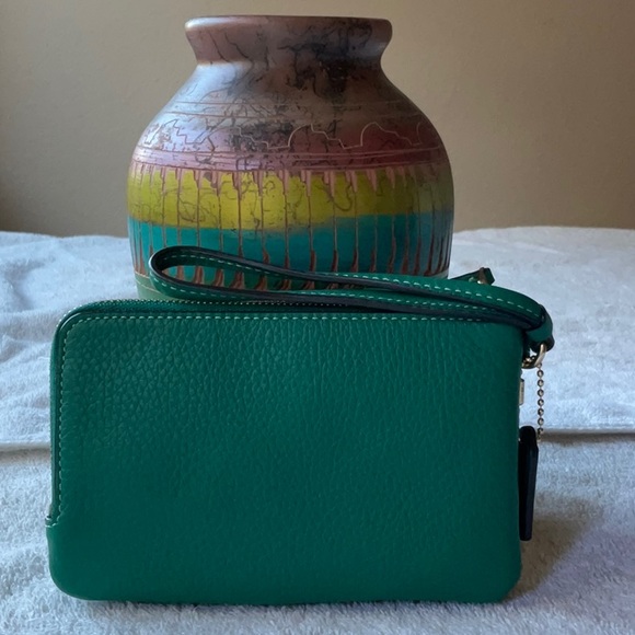 💚 COACH DOUBLE CORNER ZIP WRISTLET 💚 - Picture 9 of 16